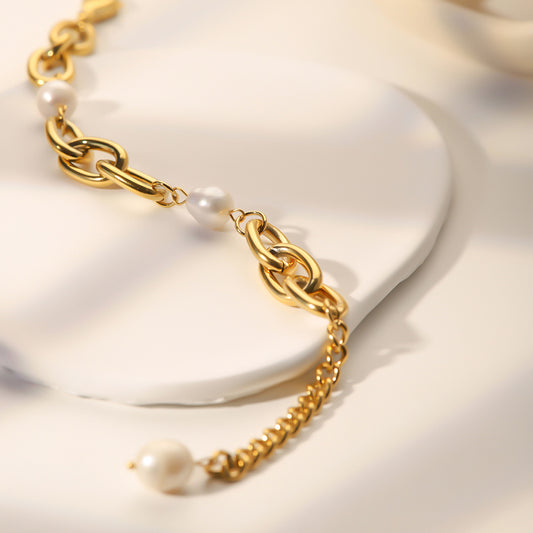 Oval link gold bracelet with pearl-effect bead, close-up product view