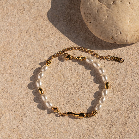 Gold-plated bracelet with pearl-effect beads, adjustable chain detail close-up
